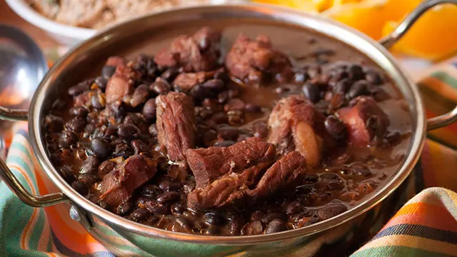 Como preparar uma feijoada deliciosa que vai conquistar a todos