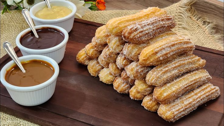 Quem aí ama churros quentinhos e crocantes? Se você é um apaixonado por essa delícia, mas não tem uma máquina específica para prepará-los, não se preocupe! Neste tutorial completo, vou te mostrar como fazer churros incríveis e irresistíveis, usando apenas utensílios que você provavelmente já tem em casa. Prepare-se para se deliciar com essa receita fácil e deliciosa!